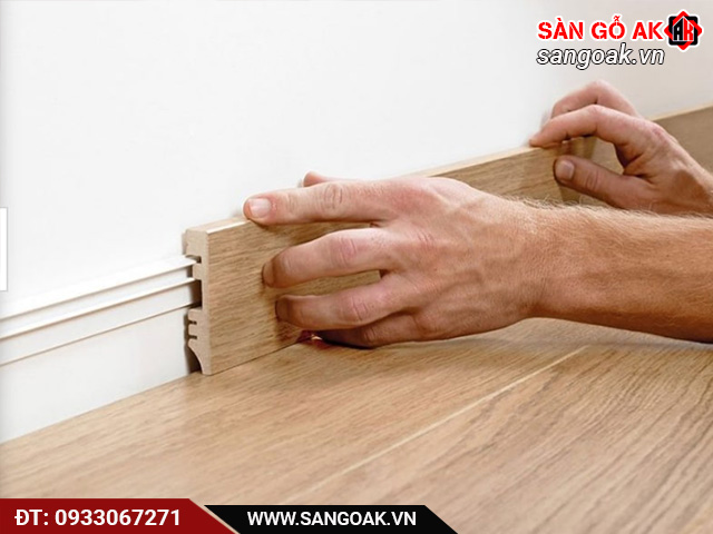 Lắp phào chân tường và tra keo vào khe hở