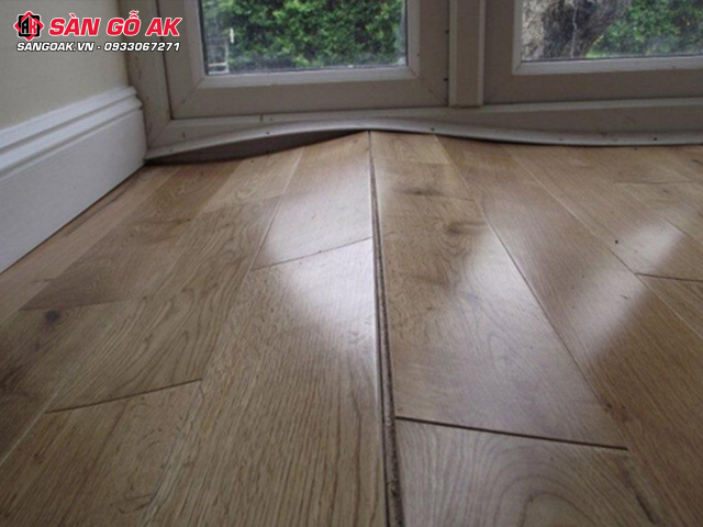 Nên lắp đặt sàn gỗ trên một bề mặt bằng phẳng có có lót xốp để giảm tiếng ồn và tăng độ bền