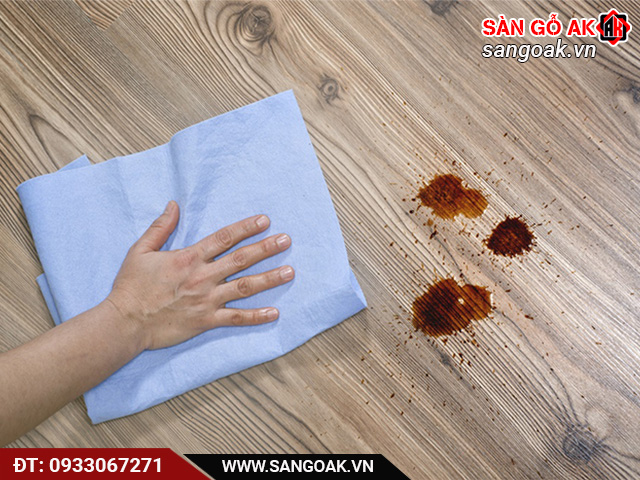 Sàn gỗ công nghiệp có khả năng chống bám bẩn, dễ vệ sinh